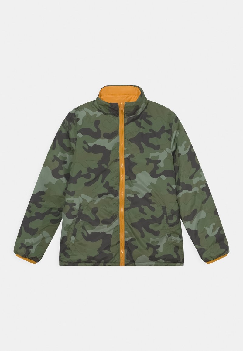 Veste camouflage verte et noire avec fermeture éclair orange et doublure intérieure, manches longues, col montant et poches latérales.