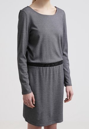 Robe grise à manches longues en tissu doux et texturé. Présente un décolleté arrondi et une taille élastique noire. Coupe au niveau des genoux.