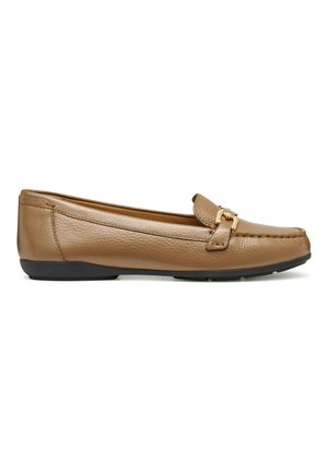 Mocassins en cuir marron avec une surface texturée, un bout arrondi et un accent en métal doré à l'avant. Semelle en caoutchouc noire.