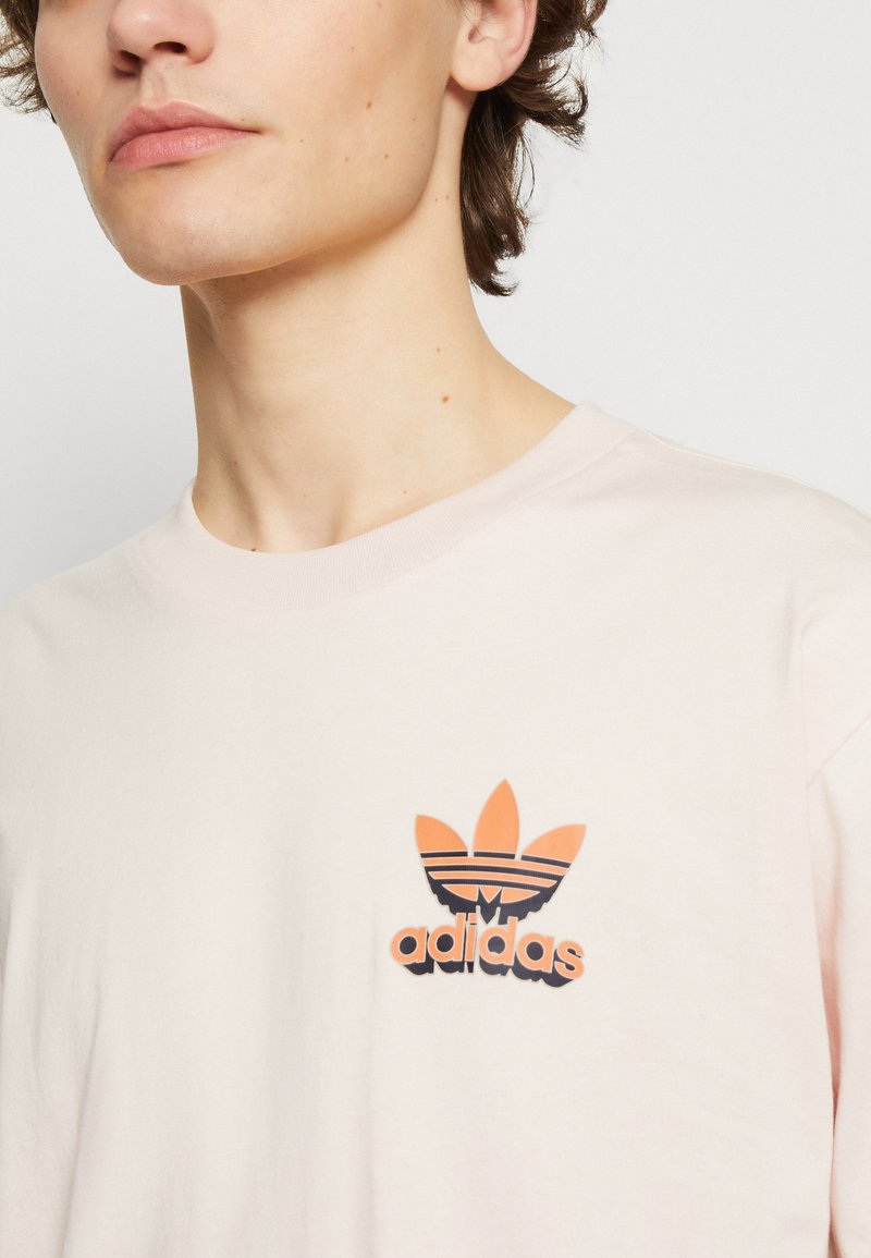 adidas Originals TREF TEE UNISEX - Print T-shirt - quartz/beige -  Zalando.co.uk