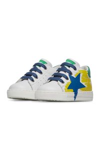 Sneakers in pelle bianca con lacci blu, dettagli verdi e una grande stella blu su un design giallo. Suola in gomma con dettagli testurizzati.
