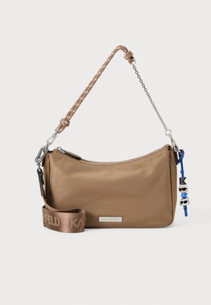 Brūna neilona plecu soma ar pītām siksnām, ķēdes rokturi, sudraba aksesuāriem, rāvējslēdzēja aizdari un piekariņu ar karikatūru figūrām.