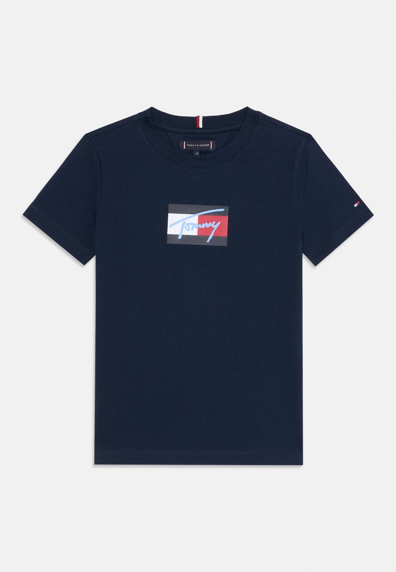 Náměsíčná modrá bavlněná tričko s kulatým výstřihem, krátkými rukávy a obdélníkovou grafickou nálepkou v modré, červené a bílé barvě na přední straně.