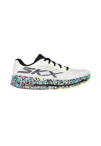 Baskets de course blanches avec des lacets noirs, une semelle colorée à tâches et une marque "SKX" sur le côté, conçues pour un soutien de la voûte plantaire.