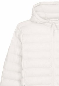 Veste matelassée blanche avec capuche et fermeture éclair frontale, présentée du haut du torse jusqu'au milieu des manches sur un fond uni.