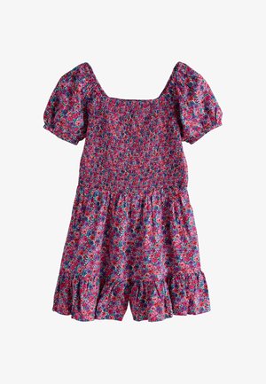 Lyserød og lilla kort kjole med puffærmer, smocket bodice, firkantet halsudskæring og flæsekant mod hvid baggrund.