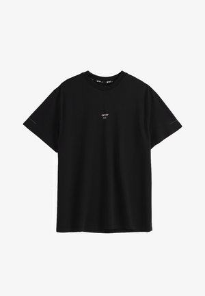 Zwart T-shirt met korte mouwen en ronde hals, met klein wit "aim'n LBR." logo in het midden van de borst, weergegeven op een effen witte achtergrond.