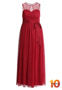 Röd kvällsklänning med sweetheart-urringning, genomskinlig mesh-top, figurnära liv och flödande tylskjol. Inkluderar ett sidoband.