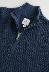 Granatowy sweter z dzianiny wafelowej z półzamkiem w kolorze srebrnym i prążkowanym wysokim kołnierzem, rozmiar średni, marki NEXT.