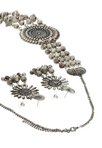 Set di gioielli in tono argento che comprende una collana spessa con motivi circolari e perlinati, e orecchini pendenti coordinati con design floreali.