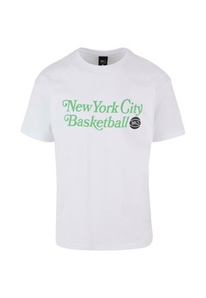 Bílý bavlněný tričko s zeleným textem "New York City Basketball" a černým kruhovým logem na levé straně. Krátké rukávy, standardní střih.