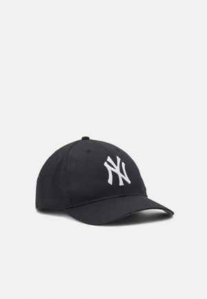 Casquette de baseball noire avec une visière incurvée et le logo blanc entrelacé « NY » brodé sur le panneau avant sur fond uni.