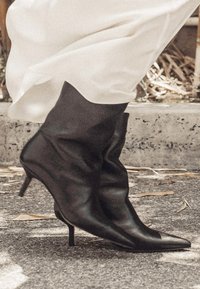 Anonymous Copenhagen - VULLY PIN - Classic ankle boots - black Thumbnail Image 1