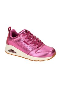 Zapatilla deportiva metálica rosa con una textura suave, acentos perforados, entresuela acolchada y suela de goma. Presenta cordones a juego y una lengüeta para tirar.