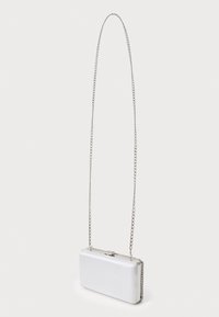 Weiße rechteckige Handtasche mit glänzendem Finish, silberner Kettenriemen und dekorativen Metallelementen entlang der Kanten. Kompakte Ausführung.