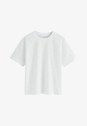 Bela kratka majica s kratkimi rokavi in okroglim izrezom, izdelana iz bombaža, z udobnim krojem in gladko teksturo brez vidnih grafik ali vzorcev.