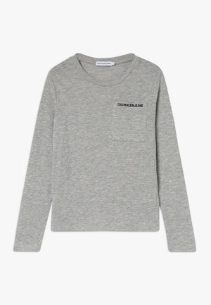 Lichtgrijs geribd gebreid shirt met lange mouwen, een ronde hals en een klein borstzakje met zwart "Calvin Klein Jeans" logo.