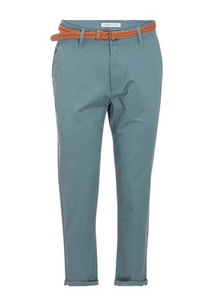 Pantalon droit couleur bleu sarcelle avec ourlets pliés, comprenant des poches avant, des passants de ceinture, une fermeture par bouton, et une ceinture tissée beige avec boucle.