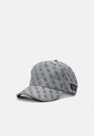 Casquette de baseball grise à motifs avec un logo foncé répété et une petite étiquette rectangulaire noire de la marque GUESS sur le côté.