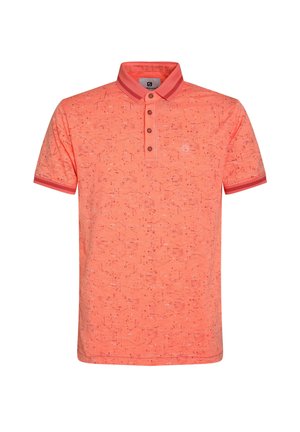 T-shirt polo en corail vif, à manches courtes, avec un col côtelé et une patte de boutonnage à trois boutons. Présente un motif texturé sur l'ensemble.