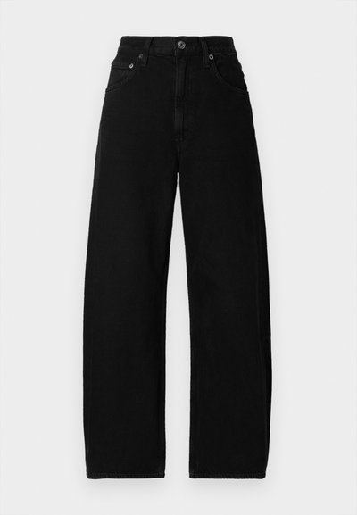 Černé džínové široké kalhoty s vysokým pasem, předním zapínáním na knoflík, kapsami a hladkou, matnou texturou.