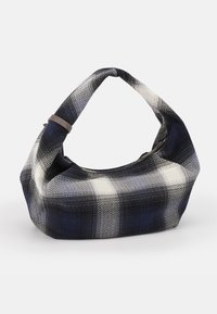 Weiche gewebte Handtasche mit einem blau-weißen Karomuster, in Hobo-Form und mit einem weichen, abgerundeten Griff.