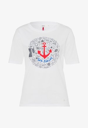 T-shirt blanc avec une ancre rouge et le texte bleu « Sea travel », entouré de petites illustrations nautiques et de la vie marine en noir.