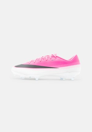 Roosa ja valge jalgpallijalats musta Nike logoga, paeladega ja läbipaistvate naeltega valgel taustal.