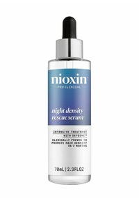 Transparante glazen fles met een zilveren druppelaar-cap. Blauw-wit etiket met de tekst "Nioxin Pro Clinical Night Density Rescue Serum," 70 ml.