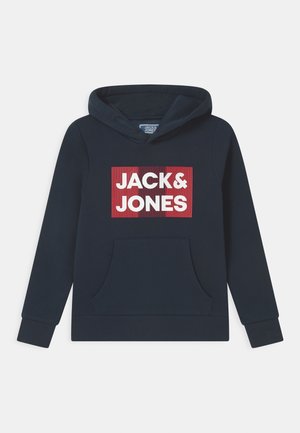 Granatowa bluza z kapturem z dużym czerwonym prostokątnym nadrukiem z napisem "JACK&JONES" w białym kolorze, przednią kieszenią oraz ściągaczami na rękawach.