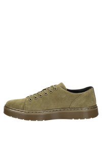 Sneaker verde in suede con punta rotonda, suola in gomma e sei occhielli per i lacci. Presenta una parte superiore texturizzata e una suola marrone a contrasto con scanalature.