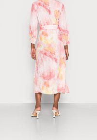 Langes, locker sitzendes Kleid aus einem leichten Stoff mit einem Aquarellmuster in Rosa, Gelb und Weiß, mit Dreiviertelärmeln und einem Taillenzug.