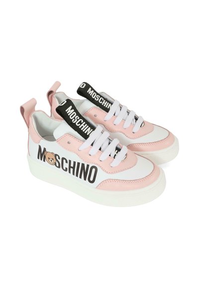 Sneaker bianchi e rosa con suola bianca spessa, caratterizzati da branding nero su fasce elastiche e una grafica di un orso sul lato.