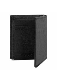 Portafoglio bifold in pelle nera con texture, aperto per mostrare gli scomparti per le carte e il logo impresso su sfondo bianco.