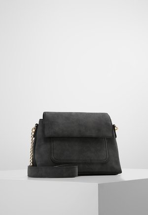 Šedá taška přes rameno z umělé kůže se zapínáním na klopu, detaily s řetízkovým popruhem a našitou kapsou na přední straně. Hladká textura.