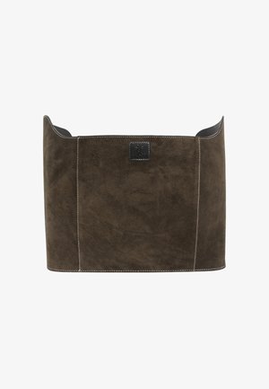 Dunkelbrauner Wildleder-Aufbewahrungskorb mit glatter Textur, kontrastierenden weißen Nähten und einem schwarzen Lederschild. Offenes Design.