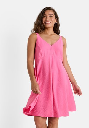Robe sans manches rose avec un décolleté en V, silhouette évasée et tissu texturé. Elle tombe au-dessus du genou avec une finition lisse.