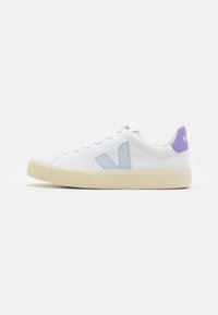 Hvite lerrets sneakers med lys blå "V" logo, myk lilla hæltab og beige gummisåle. Snøring design med teksturert overdel.