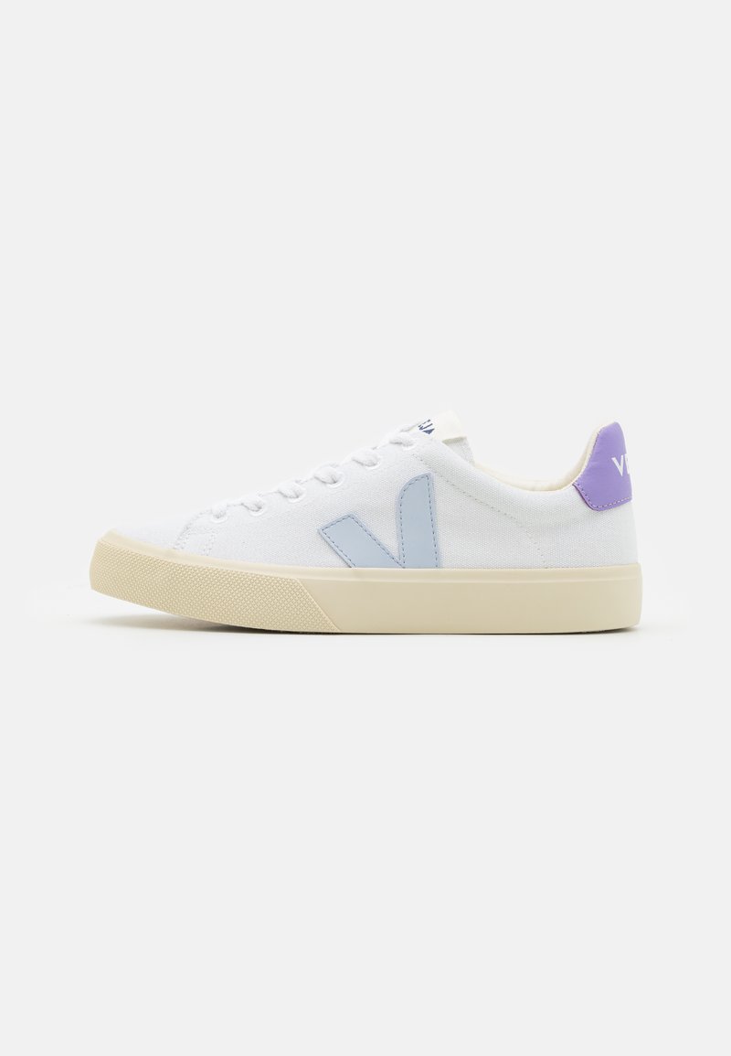 Hvite lerrets sneakers med lys blå "V" logo, myk lilla hæltab og beige gummisåle. Snøring design med teksturert overdel.