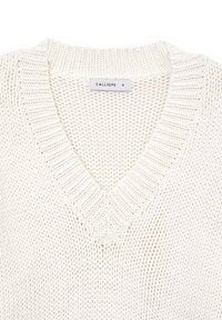 Weißer Baumwollstrickpullover mit V-Ausschnitt, geripptem Kragen und lockerer Webart, mit einem Etikett, das "CALLIOPE" und die Größe "S" anzeigt.