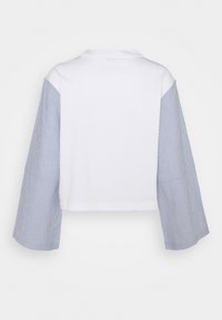 Cropped T-shirt with a white body and blue-striped sleeves. Soft cotton fabric; relaxed fit; round neckline; short, wide sleeves.
