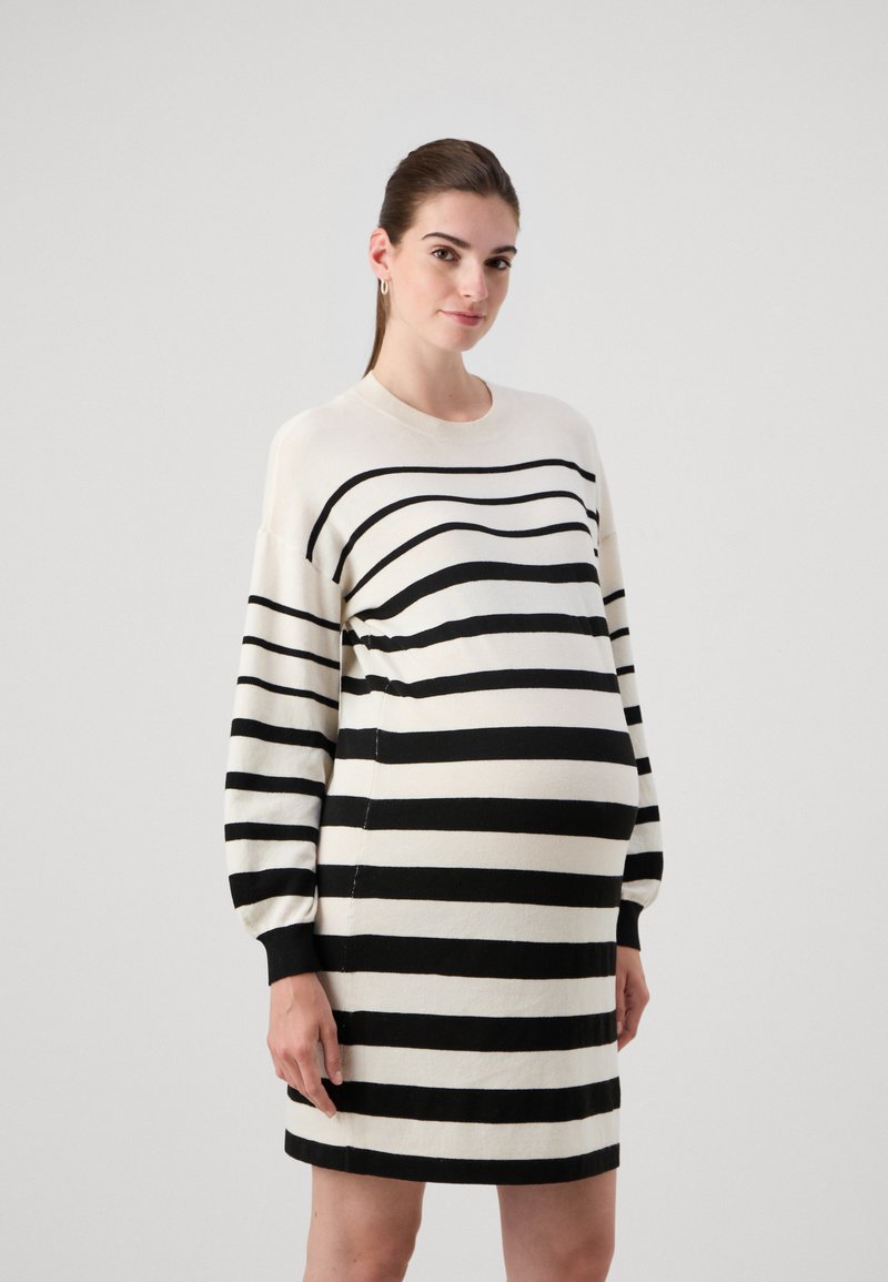 Robe pull à rayures noir et blanc, avec des manches longues et une coupe décontractée, des poignets côtelés et une texture douce, conçue pour la maternité.