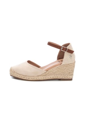 Espadrille de cuña de ante beige con una correa marrón en el tobillo, entresuela de yute trenzado y un acento de tela a cuadros en el talón.