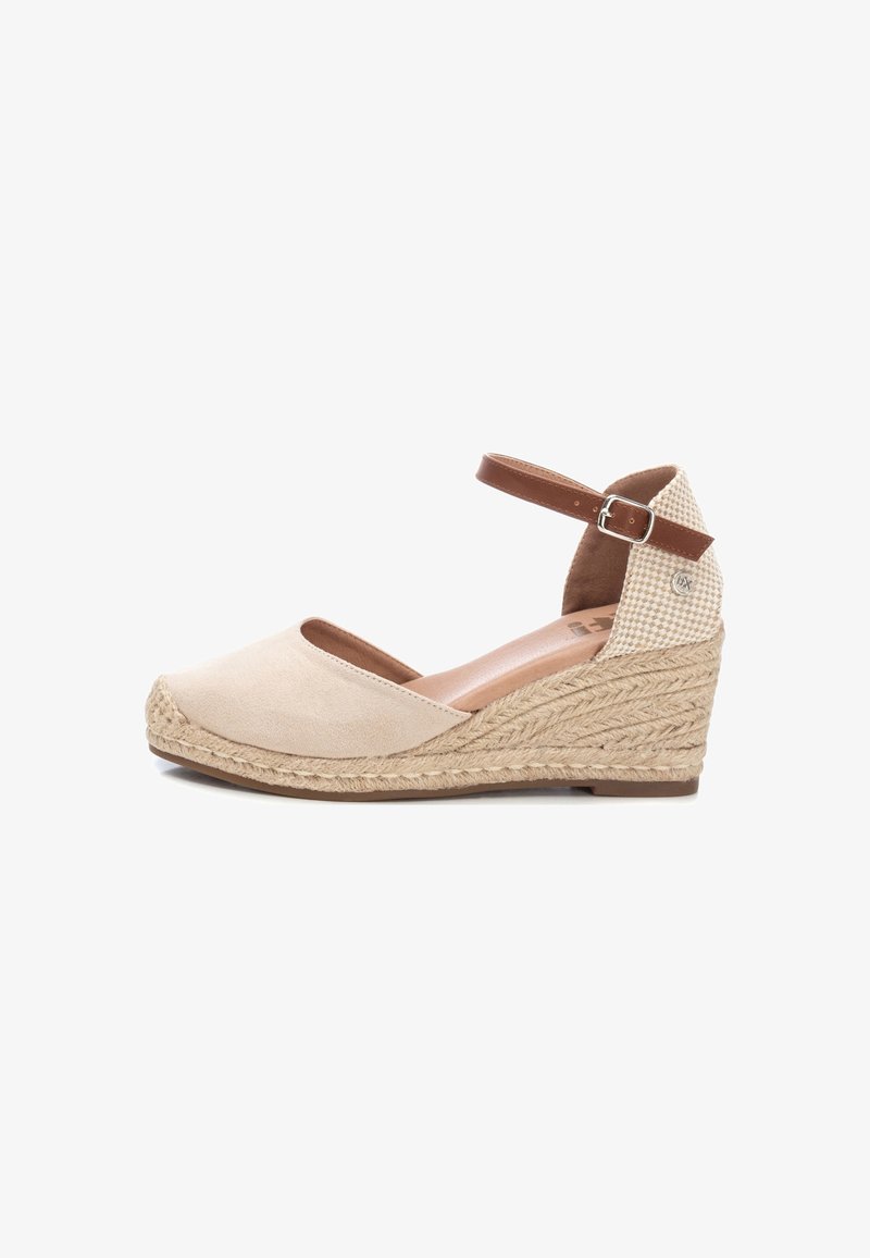 Espadrille de cuña de ante beige con una correa marrón en el tobillo, entresuela de yute trenzado y un acento de tela a cuadros en el talón.