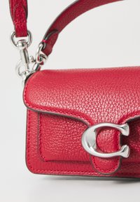 COACH TABBY BAG 12 - Kézitáska - ruby