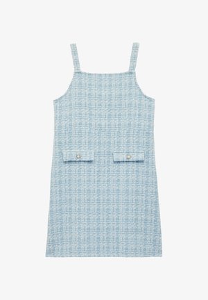 Vestido azul claro sin mangas con un tejido texturizado, que presenta un patrón tejido y dos bolsillos frontales con botones plateados como adornos.