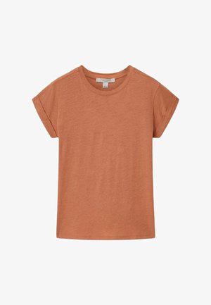 Camiseta de algodón de color terracota con mangas cortas, cuello redondo y puños doblados, extendida sobre un fondo blanco.