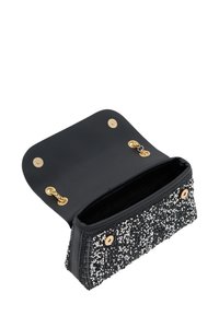 Sort clutch pung med en struktureret perlefront, guldhardware og trykknaplukning. Indvendig er den foret med sort stof.