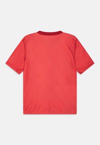 T-shirt rossa a maniche corte con texture uniforme, presenta un colletto a costine rosso scuro e un design classico a girocollo.