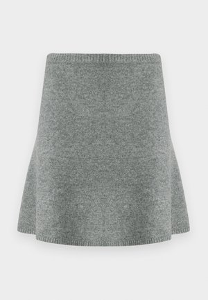 Fustă gri tricotată cu design evazat și talie cu nervuri, având o textură moale și fără modele sau accente vizibile de metal.